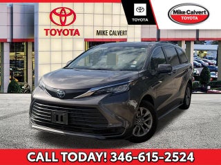 2022 Toyota Sienna LE 8 Passenger