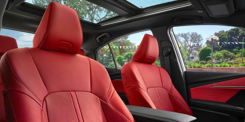 Interior rojo del Toyota Camry 2025