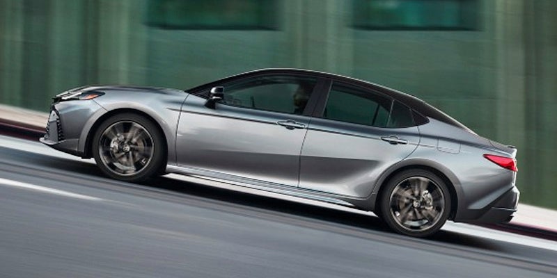 Toyota Camry 2025 conduciendo