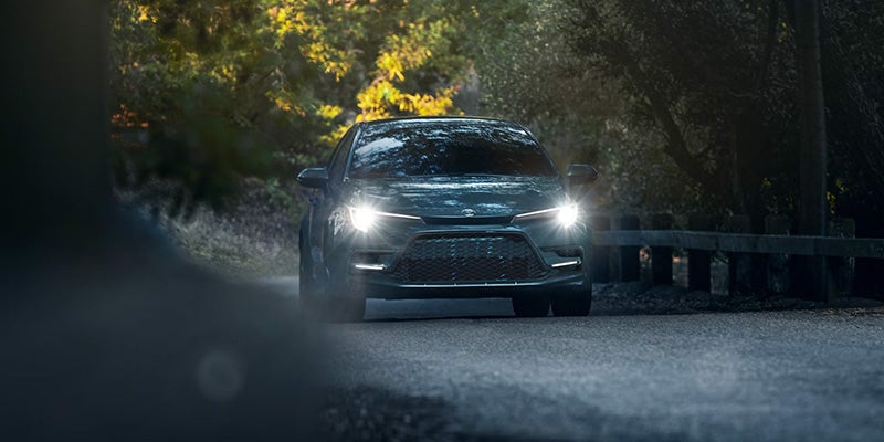 Toyota Corrola con faros encendidos