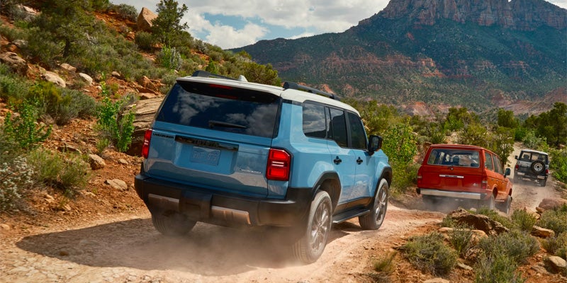 Parte trasera del Toyota Land Cruiser 2025 azul